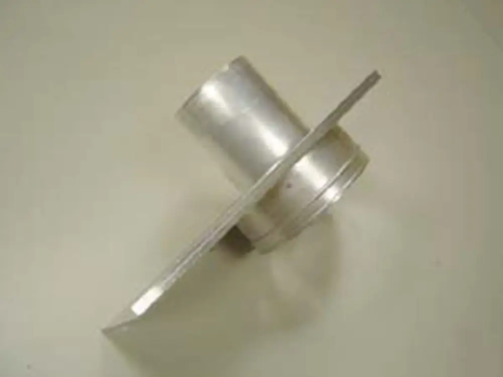 Aluminiumteil mit zylindrischem Körper und einer flachen, senkrechten Platte, geeignet für Abgasabführungen. Marke Remeha erkennbar.